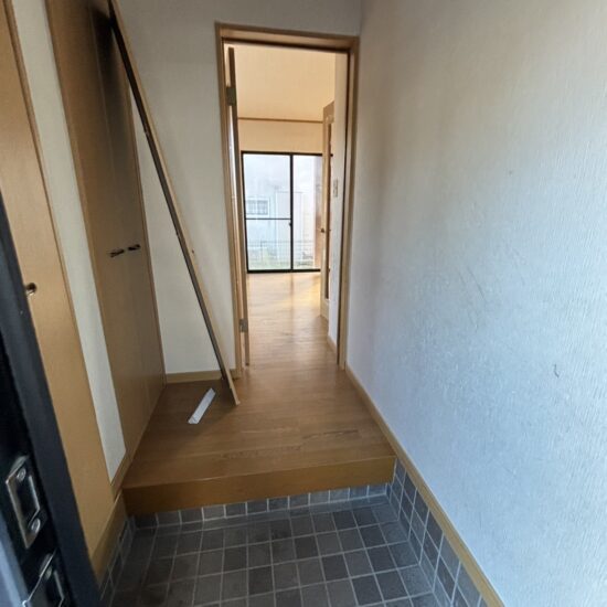 (玄関) (玄関)