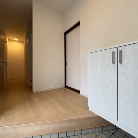 (玄関)  (玄関)